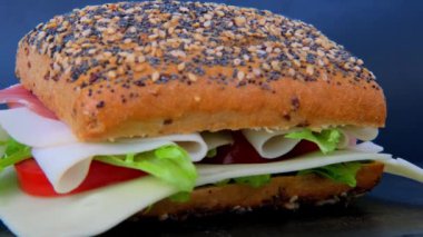 Olgun domates dilimli iştah açıcı sandviç, yeşil marul, peynir, jambon, haşlanmış haşhaşlı çörek, fast food konsepti, evde hazır yemek pişirme, aşçı sandviçi, fast food, diyet 