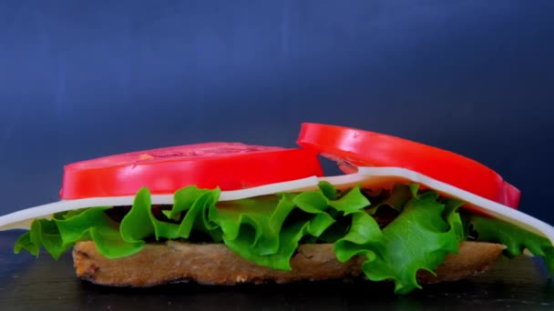 Nahaufnahme Von Appetitanregendem Sandwich Mit Reifen Tomatenscheiben Grünem Salat Käse — Stockvideo