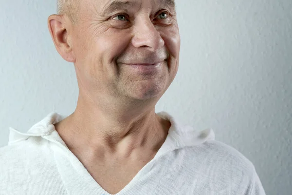 Orta Yaşlı Bir Adamın Yakın Plan Yüzü Beyaz Bakışlar Gülümsemeler — Stok fotoğraf