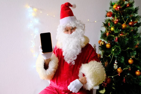 Papai Noel Com Uma Barba Branca Parabeniza Crianças Adultos Segura — Fotografia de Stock