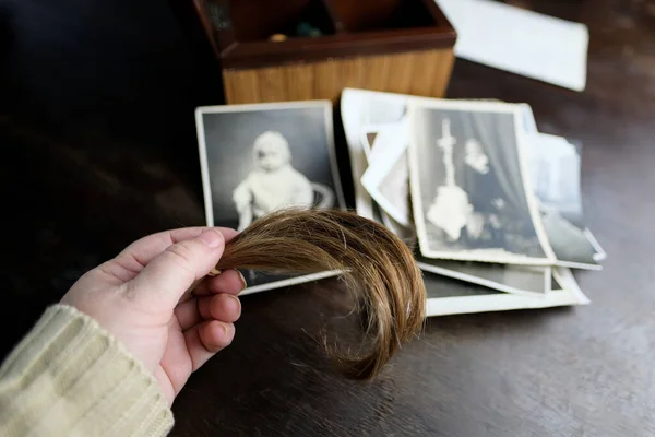 Mãos Femininas Dedilhado Memorabilia Uma Caixa Madeira Velha Uma Pilha — Fotografia de Stock