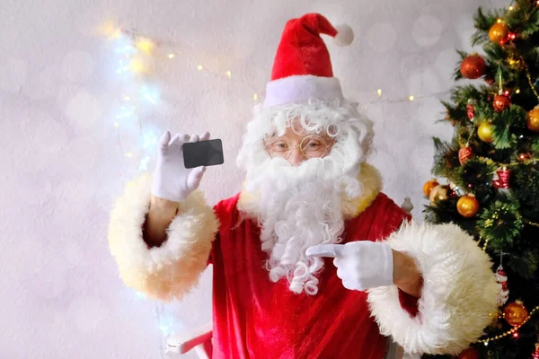 Idoso Santa Claus Terno Com Uma Barba Branca Parabeniza Crianças — Fotografia de Stock