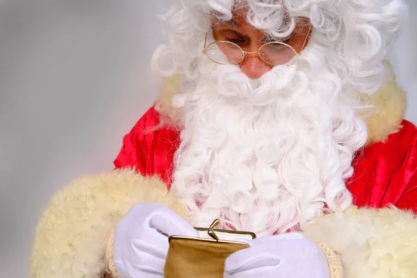 Erwachsener Weihnachtsmann Mit Weißem Bart Geldbörse Mit Geld Weihnachtskonzept Warten — Stockfoto