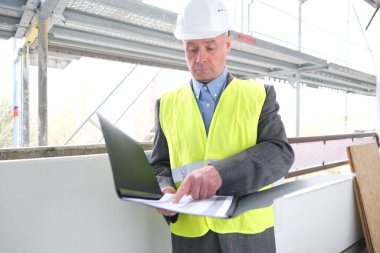 Deneyimli yaşlı inşaatçı, inşaat ekibi lideri, beyaz kask koruma mühendisi inşaat sahasında inşaat yenileme, inşaat mühendisliği konsepti belgeleri imzaladı.