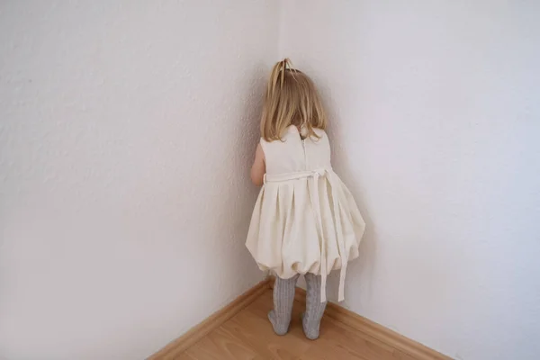 Małe Dziecko Białej Sukience Dziecko Blondynka Stoi Rogu Pokoju Koncepcja — Zdjęcie stockowe