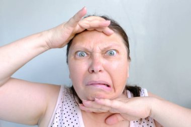 Yakın plan erkek, 1940-1950 yılları arasında çekilmiş eski vintage fotoğraflarını tutuyor. Aile ağacı, soy ağacı, çocukluk anıları, atalarımızın hafızası.