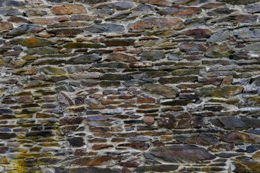 14. yüzyılın ortalarında inşa edilmiş bir ortaçağ şatosunun güzel klasik dokusu. Tasarımcı, duvar kâğıdı ve arka plan için çok renkli hacimsel taşlar.