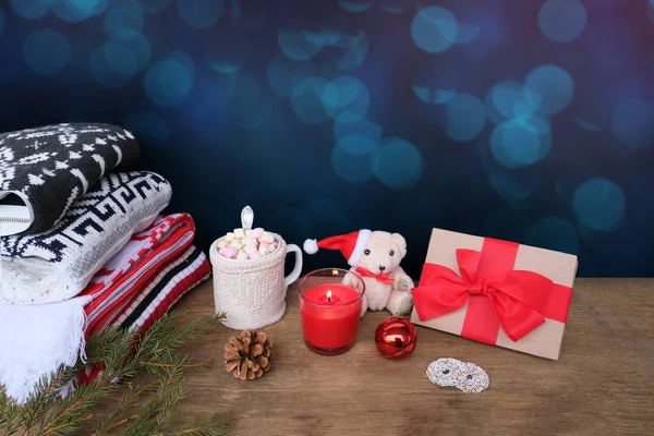 Ilık renkli kazaklar, bir fincan kremalı sıcak kakao, mumlar, hediyeler, tatlılar, mutlu noeller, sıcak kış havası, tatil