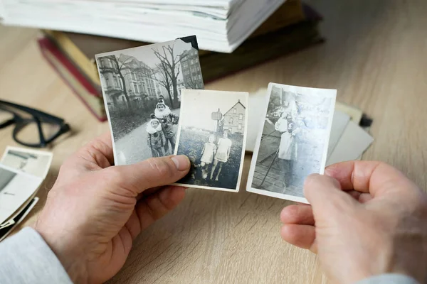 Primer Plano Mano Masculina Sosteniendo Viejas Fotos Vintage 1940 1950 — Foto de Stock