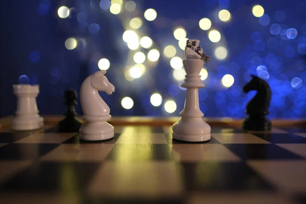 Шахматные Фигуры Королева Короне Белая Черная Шахматной Доске Концепция Лидерства — стоковое фото