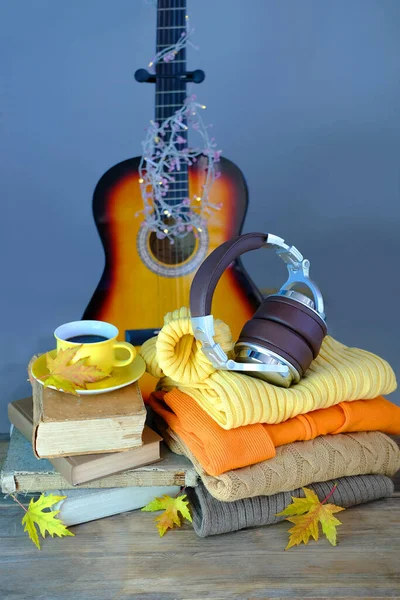 Guitarra Fones Ouvido Uma Pilha Amarelo Roupas Laranja Livros Folhas — Fotografia de Stock