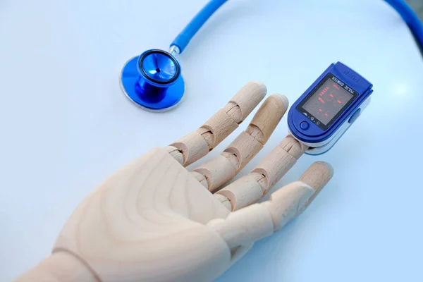 听诊器 医疗仪器脉冲血氧计 用于测量白表上血液中的氧气 测量饱和度 血氧饱和度 治疗Covid 19病毒 — 图库照片