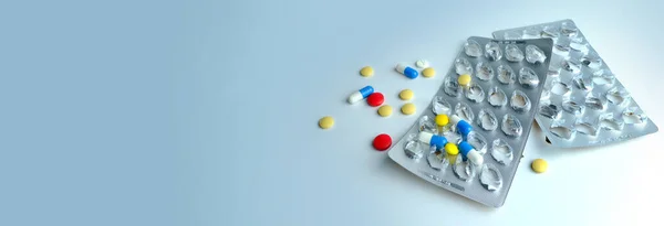 Verstreut Farbige Tabletten Kapseln Pillen Auf Einem Weißen Tisch Das — Stockfoto
