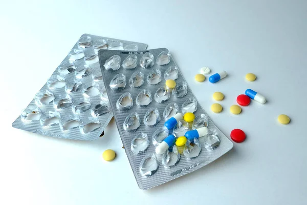 Roztroušené Barevné Tablety Kapsle Pilulky Bílém Stole Koncept Léčby Lidí — Stock fotografie