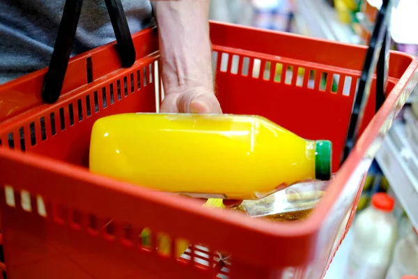 Hombre Compra Alimentos Fila Estantes Con Comestibles Supermercado Concepto Comercialización —  Fotos de Stock