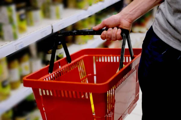 Homem Compra Alimentos Fileira Prateleiras Com Mantimentos Supermercado Conceito Marketing — Fotografia de Stock