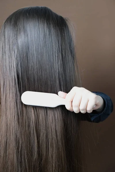 Jovem Morena Cabelos Longos Pentear Cabelo Com Uma Escova Madeira — Fotografia de Stock