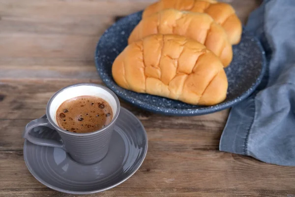 Café Capuchino Taza Gris Platillo Una Vieja Mesa Madera Cruasanes — Foto de Stock