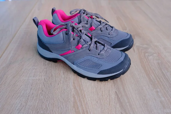 Paio Scarpe Trekking Grigie Nuove Donna Con Finiture Rosa Allacciate — Foto Stock