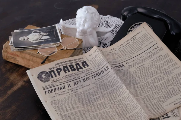 モスクワ ロシア 2021年7月 旧ソ連の新聞Pravda 1960 写真50 60年代 レトロな電話 キッチン本 テーブルの上に手作りのレース — ストック写真