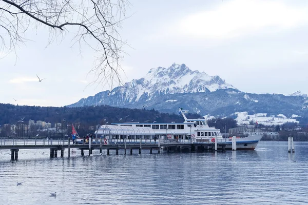 Jezero Lucerna Švýcarsku Turisticky Bílá Loď Stojí Molu Pozadí Zasněžených — Stock fotografie