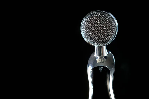 Microfone Estúdio Isolado Preto Copie Espaço Para Esquerda Conceito Gravação — Fotografia de Stock