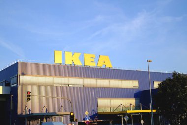 FRANKFURT, Almanya - Eylül 2021: Frankfurt 'taki İsveçli IKEA şirketinin büyük mağazası, konsept online alışveriş, mobilya, ev ve bahçe eşyaları satın alma