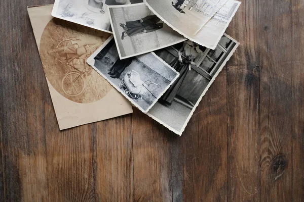 Stapel Alter Monochromer Fotografien 1950 Auf Fotopapier Auf Natürlichem Holzgrund — Stockfoto