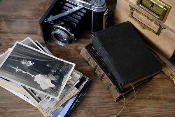 Alte Familienfotos 50Er 40Er Jahre Retrokamera Bücher Auf Holztisch Ahnenforschung — Stockfoto