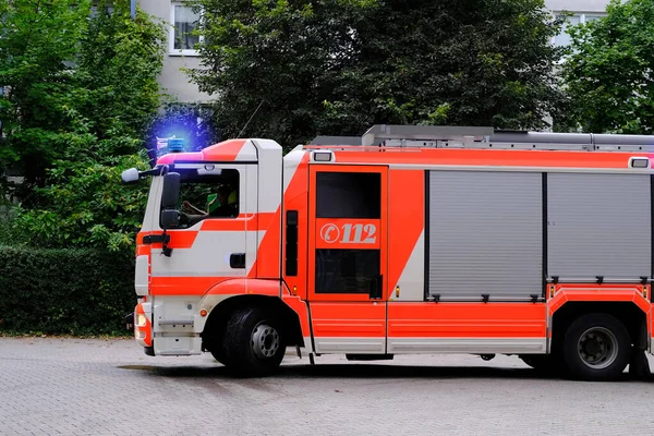 Red Fire Truck Courtyard Multi Storey Building Arrives Call Emergency — Stock Photo, Image