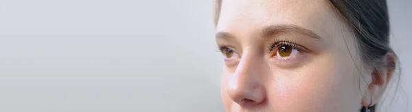 女性の顔の一部を閉じて 女の子20 29歳 側面を見て人間の目 監視の概念 覗き見 視力検査 化粧品手順 — ストック写真