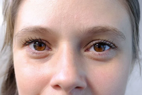 近距离观察妇女的面部 29岁的女孩 人类的眼睛看着摄像机 监视的概念 视力检查 整容程序 — 图库照片