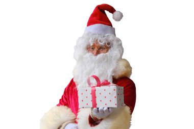 Noel Baba büyük bir kırmızı kutu tutuyor, hediyeler, satışlar, posta ücretini gösteriyor, uluslararası bayram hediye teslimatı konseptini, Noel 'i, hediyeleri, satışları ve indirimleri, şenlik havasını.