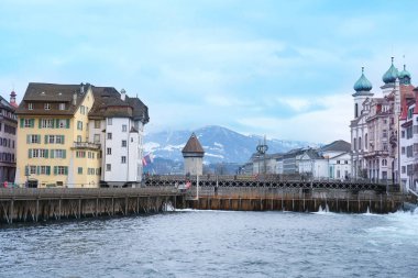 LUCERNE, İsviçre - Aralık 2020: ahşap köprü Kapellbrucke, sonbahar, kış kenti, İsviçre Lucerne Gölü, turizm, seyahat, güzel kış şehri