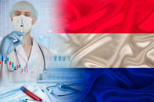 Bendera Nasional Belanda Pada Satin Dokter Dengan Jarum Suntik Konsep — Stok Foto