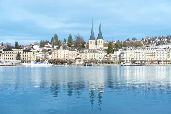 LUCERNE, İsviçre - Aralık 2020: Lucerne Gölü 'nün güzel sonbahar, kış manzarası tarihi mekanlar, Hofkirche Kilisesi, evler, Lucerne Gölü' nün pitoresk sahillerindeki turistik tekneler