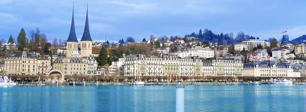 LUCERNE, İsviçre - Aralık 2020: Lucerne Gölü 'nün güzel sonbahar, kış manzarası tarihi mekanlar, Hofkirche Kilisesi, evler, Lucerne Gölü' nün pitoresk sahillerindeki turistik tekneler