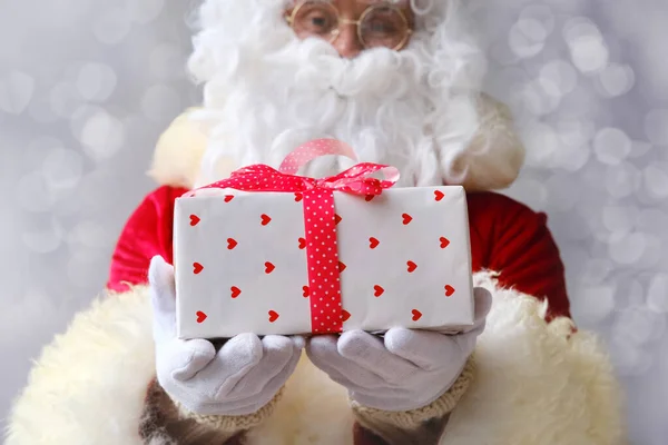 Santa Tiene Una Gran Caja Roja Regalos Ventas Muestra Franqueo — Foto de Stock