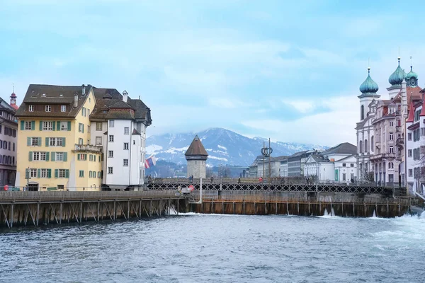 Lucerne Ελβετία Δεκέμβριος 2020 Ξύλινη Γέφυρα Kapellbrucke Φθινόπωρο Χειμερινή Πόλη — Φωτογραφία Αρχείου