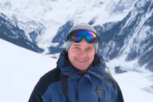 Kameralı Yaşlı Bir Adam Dağ Yürüyüşçüsü Kış Manzarasına Hayran Spor — Stok fotoğraf