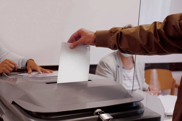 Male Voter Throws Ballot Paper Gray Ballot Box Polling Station — Stock Photo, Image