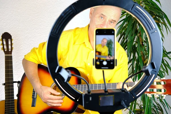 Charmant Homme Âgé Dans Une Chemise Jaune Joue Guitare Devant — Photo