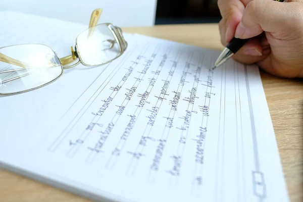 在妇女的密切合作下 用笔在纸上写下遗嘱的文字 即在继承人死亡时为其动产和不动产制定法律秩序的概念 — 图库照片