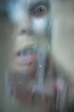 50 yaşında orta yaşlı bir kadın, insan kulağı çınlıyor, dinliyor, akustik işitme sistemi, işitme testi, koklear implant, yardımcı dinleme cihazı, sağlıklı yaşlanma, kaliteli olgun yaşam, sağlık kontrolü. 