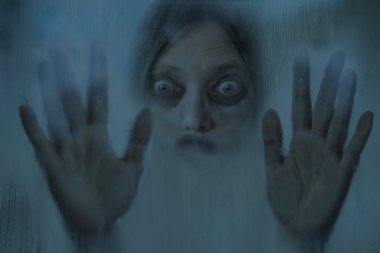 50 yaşında orta yaşlı bir kadın, insan kulağı çınlıyor, dinliyor, akustik işitme sistemi, işitme testi, koklear implant, yardımcı dinleme cihazı, sağlıklı yaşlanma, kaliteli olgun yaşam, sağlık kontrolü. 