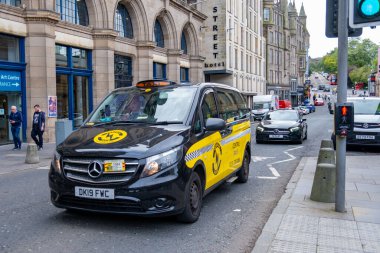 manzaralı otoyol, arabalar seyahat, çerçeveli canlı yeşillik ve akşam gökyüzü, doğa ve kentsel kalkınma, banliyö yolu, modern altyapı doğal manzara, Frankfurt, Almanya - 13 Eylül 2025 