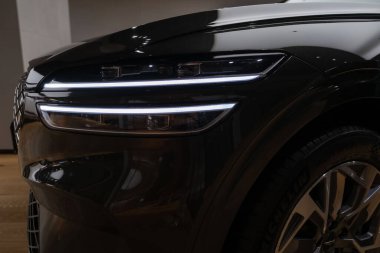 manzaralı otoyol, arabalar seyahat, çerçeveli canlı yeşillik ve akşam gökyüzü, doğa ve kentsel kalkınma, banliyö yolu, modern altyapı doğal manzara, Frankfurt, Almanya - 13 Eylül 2025 