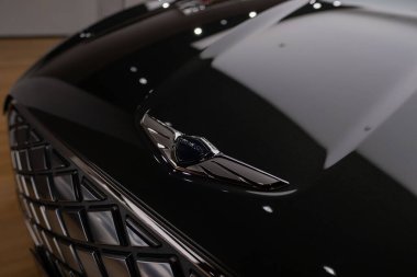 manzaralı otoyol, arabalar seyahat, çerçeveli canlı yeşillik ve akşam gökyüzü, doğa ve kentsel kalkınma, banliyö yolu, modern altyapı doğal manzara, Frankfurt, Almanya - 13 Eylül 2025 