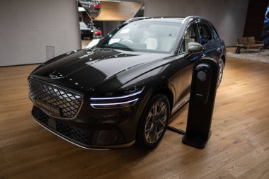 manzaralı otoyol, arabalar seyahat, çerçeveli canlı yeşillik ve akşam gökyüzü, doğa ve kentsel kalkınma, banliyö yolu, modern altyapı doğal manzara, Frankfurt, Almanya - 13 Eylül 2025 