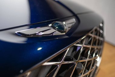 manzaralı otoyol, arabalar seyahat, çerçeveli canlı yeşillik ve akşam gökyüzü, doğa ve kentsel kalkınma, banliyö yolu, modern altyapı doğal manzara, Frankfurt, Almanya - 13 Eylül 2025 